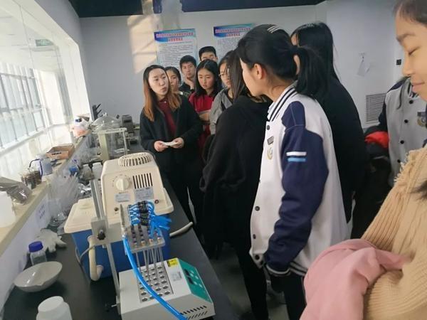 探索现代科研设备对学生研究能力的培养策略——基于2018级数学MT走进天津大学青岛海洋研究院的观察